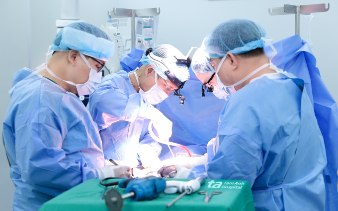 Bác sĩ Vĩnh (thứ hai từ trái sang) cùng êkíp phẫu thuật loại bỏ khối u cho người bệnh. Ảnh: Bệnh viện Đa khoa Tâm Anh