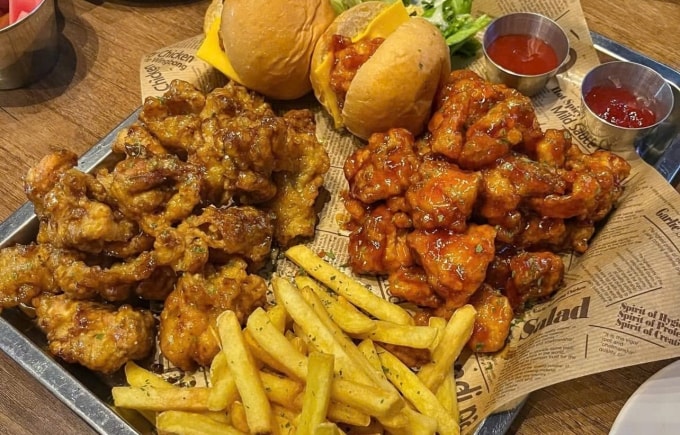 Người nhiễm vi khuẩn HP nên tránh thực phẩm chiên rán, thức ăn nhanh, đồ cay nóng. Ảnh minh họa: Hằng Trần