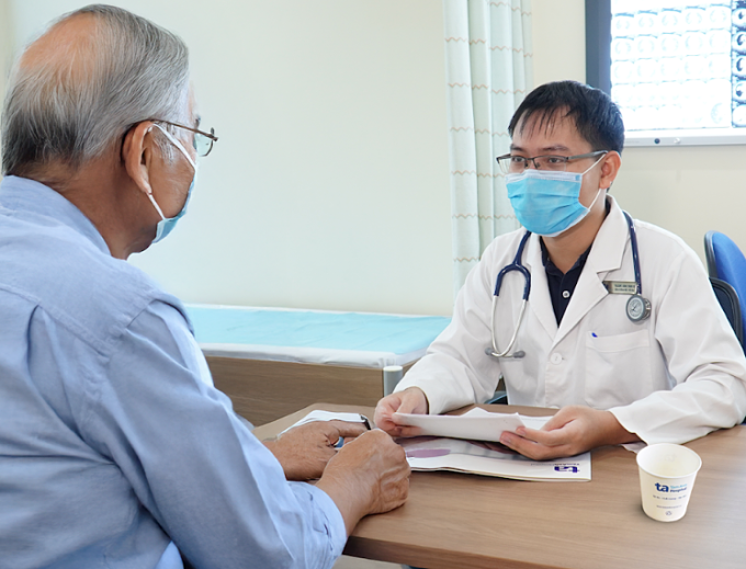 Bác sĩ hướng dẫn ông Thanh cách tập vận động sau khi xuất viện. Ảnh: Bệnh viện Đa khoa Tâm Anh