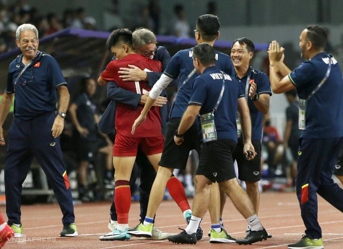 Đình Bắc ôm HLV Troussier sau khi ghi bàn vào lưới Philippines ở vòng loại World Cup 2026 vào tháng 11/2023. Ảnh: Hiếu Lương
