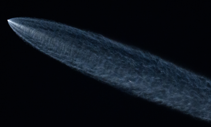 Tên lửa Falcon 9 của SpaceX mang theo 20 vệ tinh Starlink trong giai đoạn tách tầng đẩy hồi tháng 6/2024. Ảnh: AFP