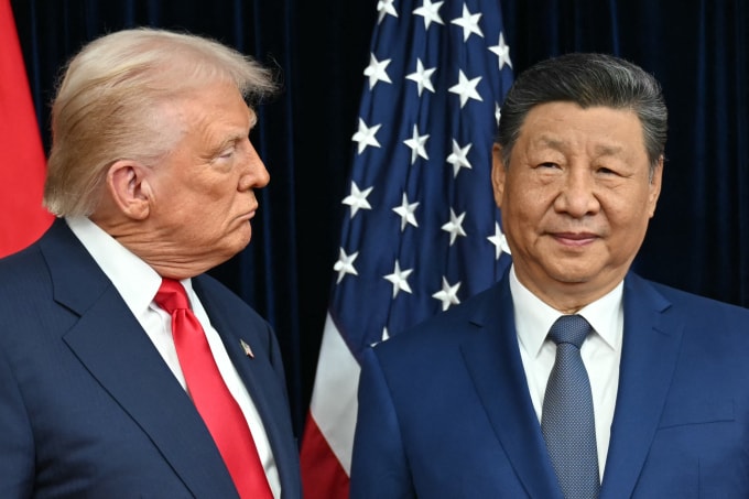 Tổng thống Mỹ Donald Trump (trái) và Chủ tịch Trung Quốc Tập Cận Bình tại Hàn Quốc ngày 30/10. Ảnh: AFP