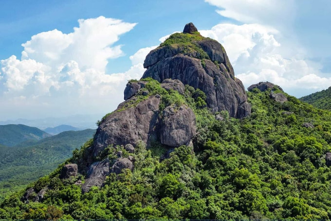 Di tích Hòn Chuông nằm trên dãy núi Bà vẫn còn là bí ẩn. Ảnh: Xuân Hiền