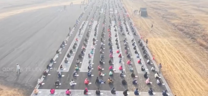 8.000 người thi ở đường băng sân bay