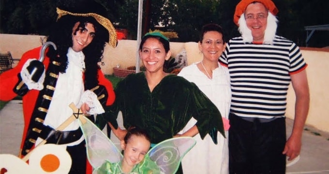 Bruce Pardo (bìa phải) ôm vợ trong bức ảnh chụp vào dịp Halloween năm 2007. Ảnh: Splash News