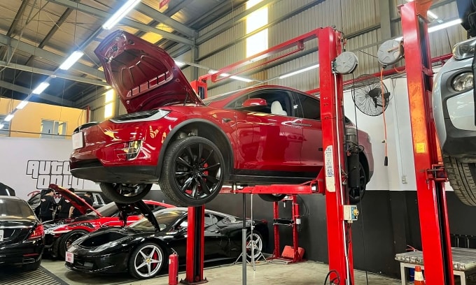 Tesla Model X tại một xưởng sửa chữa ở TP HCM. Ảnh: Hồ Tân