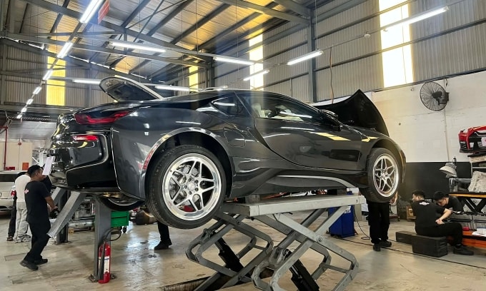 BMW i8 tại một xưởng sửa chữa ở TP HCM. Ảnh: Hồ Tân
