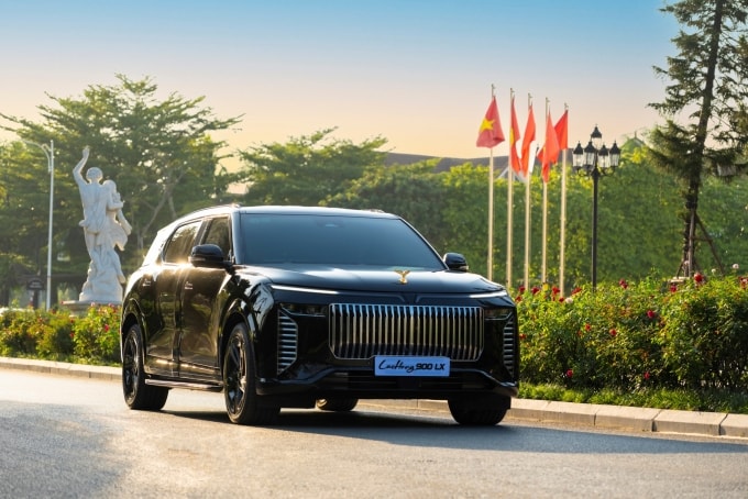 SUV điện hạng sang Lạc Hồng 900 LX trên đường phố Hà Nội. Ảnh: Tuấn Vũ