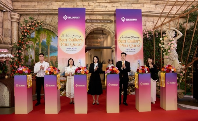 Đại diện Sun Property cắt băng khai trương văn phòng bán hàng Sun Gallery Phu Quoc. Ảnh: Ánh Dương