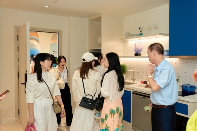 Các vị khách tham quan căn hộ mẫu The Sunset. Ảnh: Ánh Dương