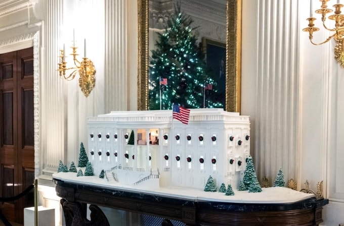 Mô hình Nhà Trắng bằng bánh gừng nặng 54 kg trưng bày ở Phòng Đông. Ảnh: CNP