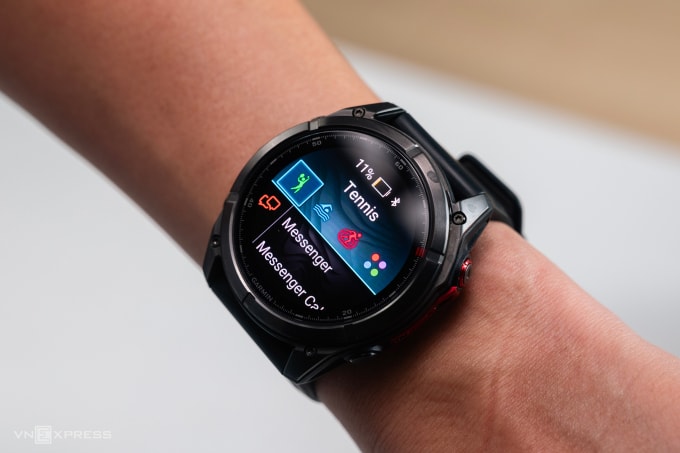 Ánh nắng gắt hay chiếu sáng đèn studio trực tiếp cũng không làm khó được màn hình Fenix 8 MicroLED.