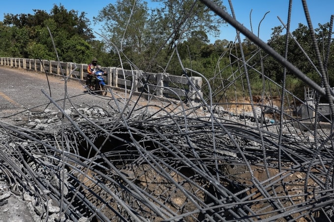 Một cây cầu ở tỉnh Oddar Meanchey, Campuchia bị hư hại hôm 20/12 do tiêm kích Thái Lan ném bom. Ảnh: AFP