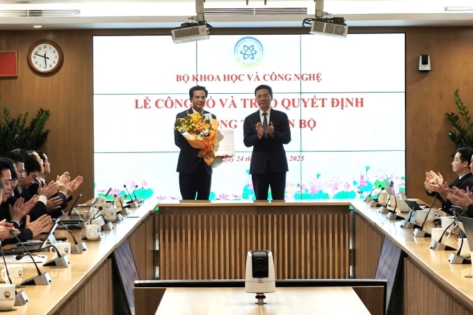Ông Hoàng Ngọc Nhân, tân Cục trưởng Khởi nghiệp và doanh nghiệp công nghệnhận quyết định bổ nhiệm từ Bộ trưởng Nguyễn Mạnh Hùng. Ảnh: