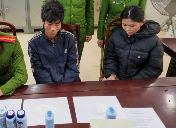 Nghi can Đạo và Thảo (từ trái qua), cùng tang vật tại cơ quan điều tra. Ảnh: Công an cung cấp