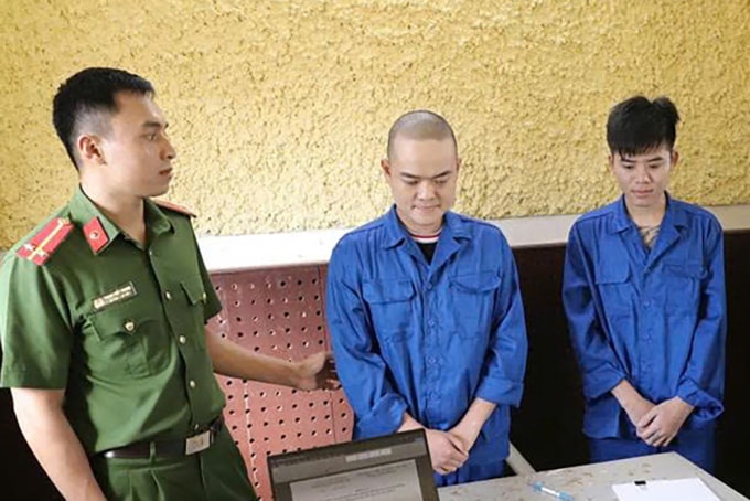 Nam và Linh tại cơ quan công an. Ảnh: Lê Tiến