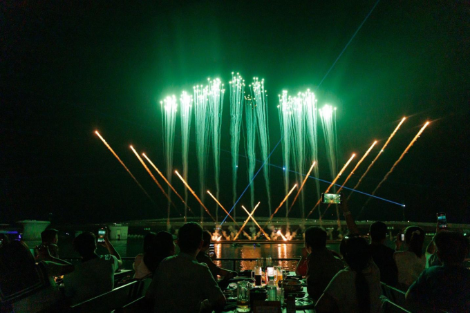 Show diễn pháo hoa nghệ thuật tại Thị trấn Hoàng Hôn. Ảnh: Ánh Dương