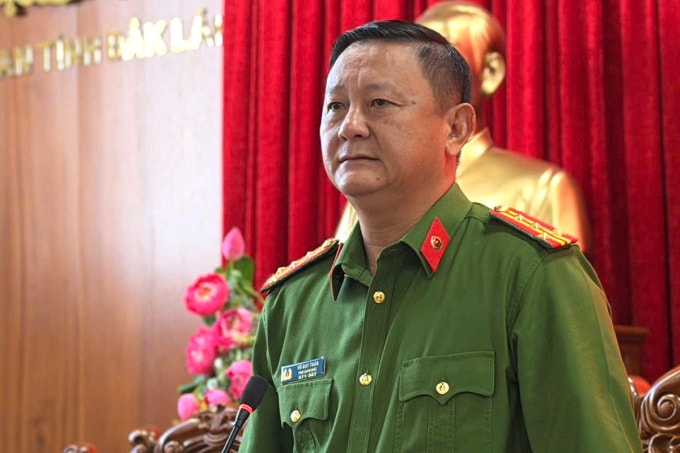 Đại tá Võ Duy Tuấn, Phó giám đốc Công an tỉnh Đăk Lăk thông tin về vụ án, sáng 24/12. Ảnh: Ngọc Oanh