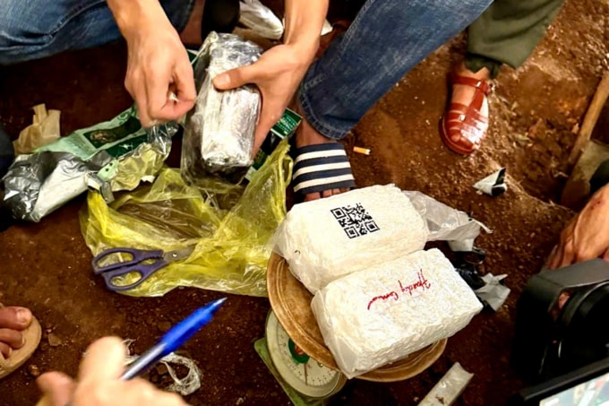 Cảnh sát thu giữ tang vật vụ án. Ảnh: Ng