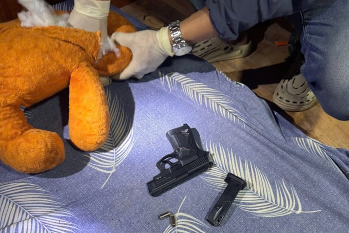 Nhóm buôn bán ma túy giấu súng trong gấu bông. Ảnh: Ngọc Oanh