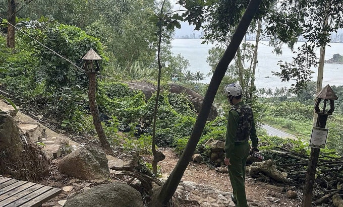 Công an truy tìm và bắt giữ Thường trên bán đảo Sơn Trà. Ảnh: Tú Anh