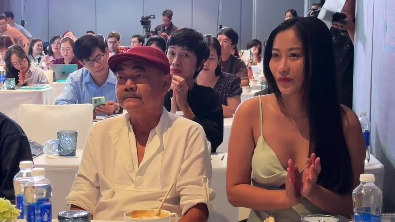 Nghệ sĩ Việt Anh cùng bạn gái ra mắt phim, kể nỗi vất vả khi đóng