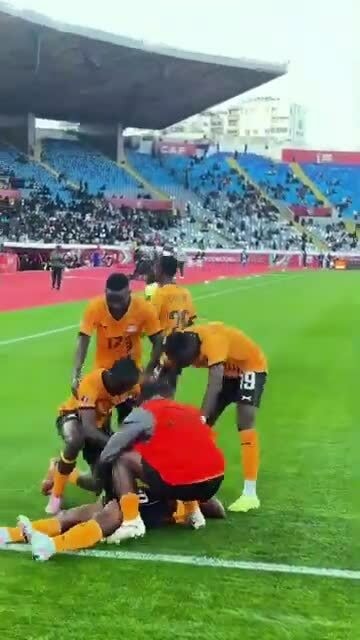 Cựu cầu thủ Ngoại hạng Anh suýt gãy cổ vì lộn nhào mừng bàn