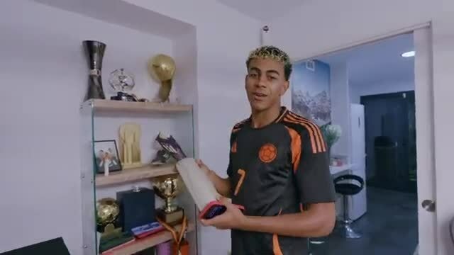 Yamal đăng video đầu tiên trên Youtube