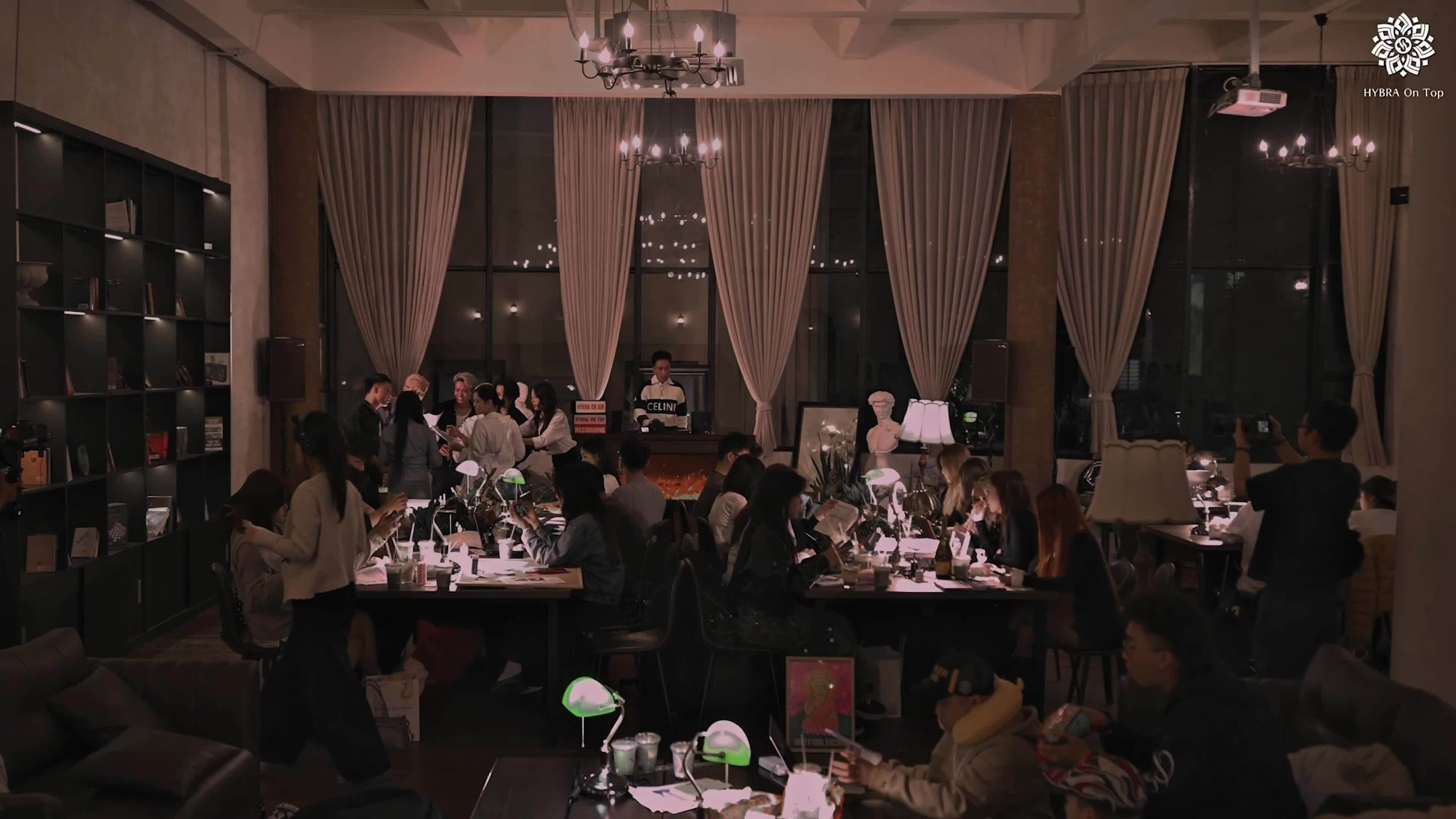 Người trẻ đi bar