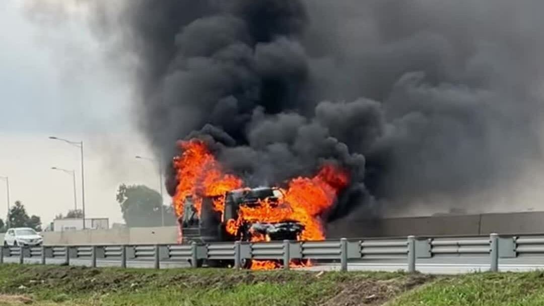 Xe khách limousine cháy rụi trên cao tốc Hà Nội - Hải Phòng