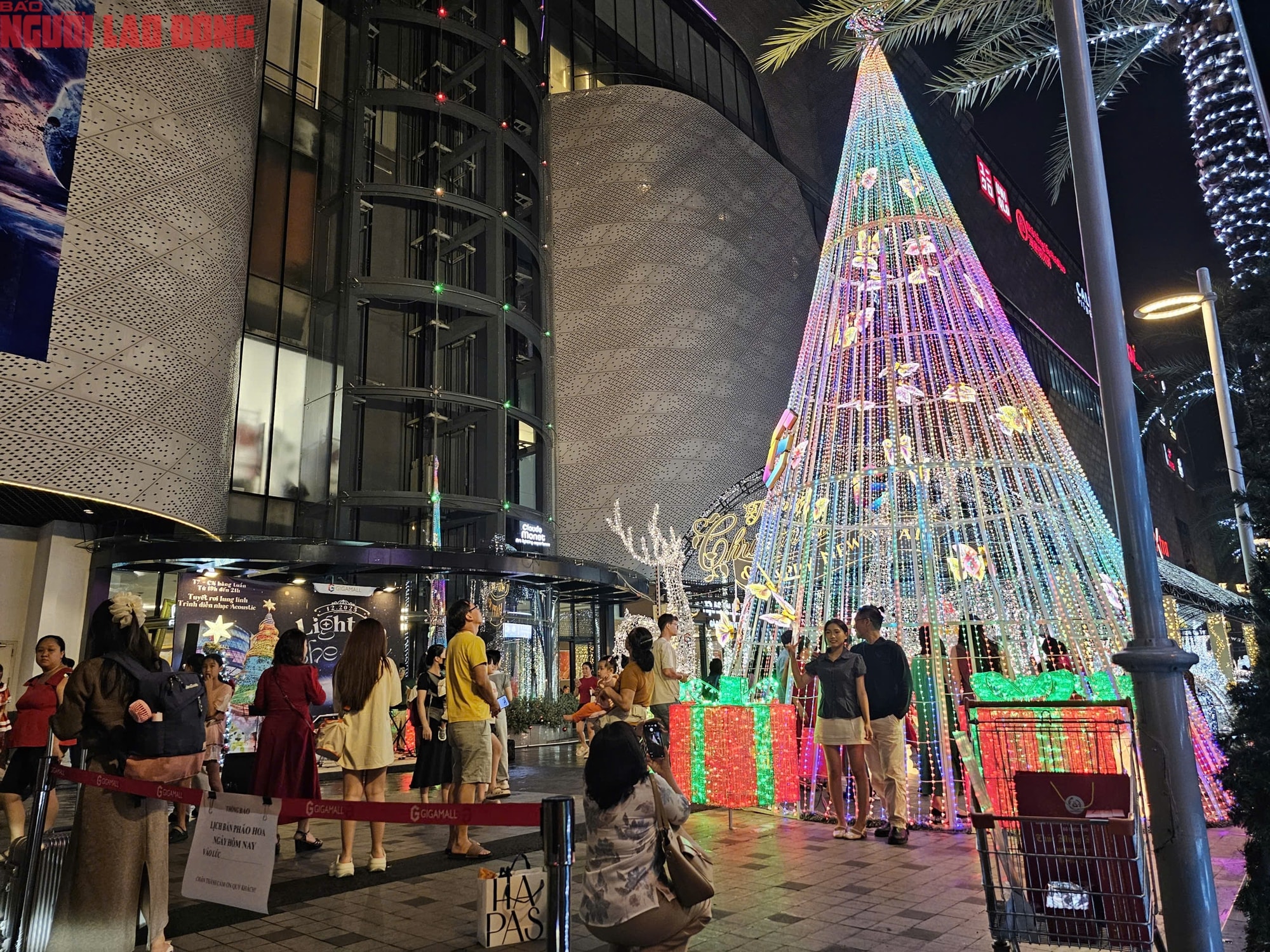 Khám phá những địa điểm vui chơi Giáng sinh tại TP HCM sau cơn mưa lớn - Ảnh 1.