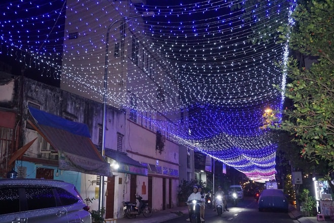 Sự trở lại của những con đường ánh sáng khu xóm đạo Tân Phú sau một năm trầm lắng - Ảnh 2.