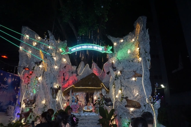 Sự trở lại của những con đường ánh sáng khu xóm đạo Tân Phú sau một năm trầm lắng - Ảnh 6.