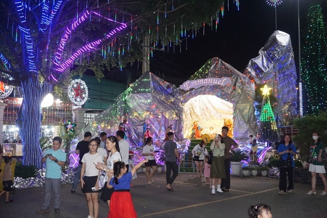 Sự trở lại của những con đường ánh sáng khu xóm đạo Tân Phú sau một năm trầm lắng - Ảnh 9.