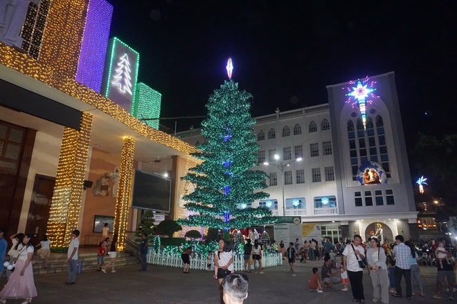 Sự trở lại của những con đường ánh sáng khu xóm đạo Tân Phú sau một năm trầm lắng - Ảnh 8.