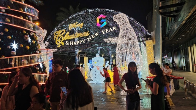 Khám phá những địa điểm vui chơi Giáng sinh tại TP HCM sau cơn mưa lớn - Ảnh 2.