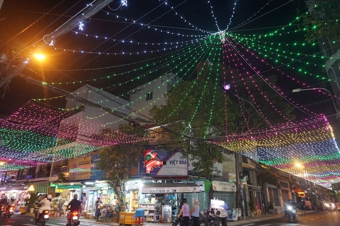 Sự trở lại của những con đường ánh sáng khu xóm đạo Tân Phú sau một năm trầm lắng - Ảnh 1.