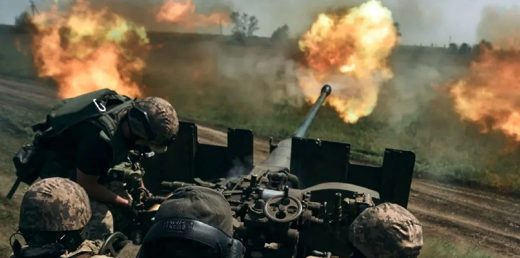 Binh lính Ukraine khai hỏa pháo gần Bakhmut. (Ảnh: AP)