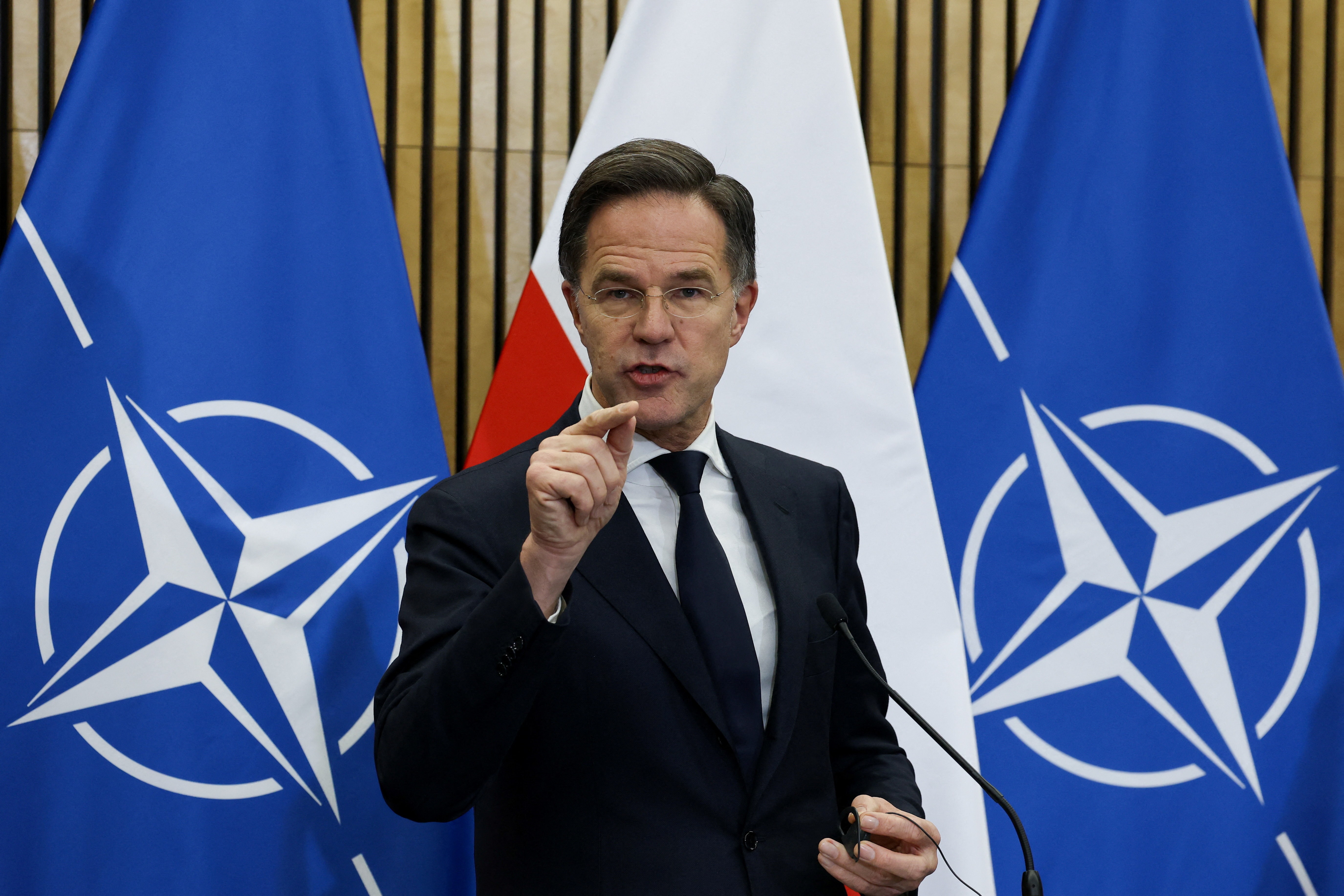 Tổng Thư ký NATO Mark Rutte phát biểu tại cuộc họp báo ở Trung tâm Huấn luyện Lục quân, Bemowo Piskie, gần Orzysz, Ba Lan, ngày 18/12/2025. (Ảnh: Reuters/Kacper Pempel)