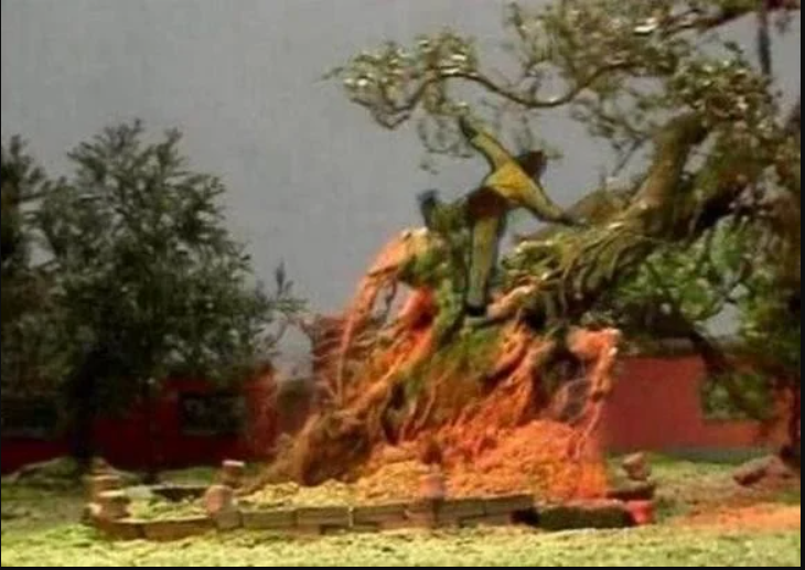 Trong đêm, Đại Thánh quay lại vườn, dùng sức mạnh quật đổ cả cây tiên. (Ảnh: Sohu)