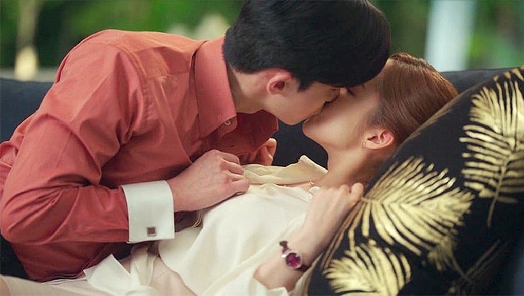 “Săn” nhà nghỉ đêm Giáng sinh cùng gái lạ, trai văn phòng tởn đến già - 1