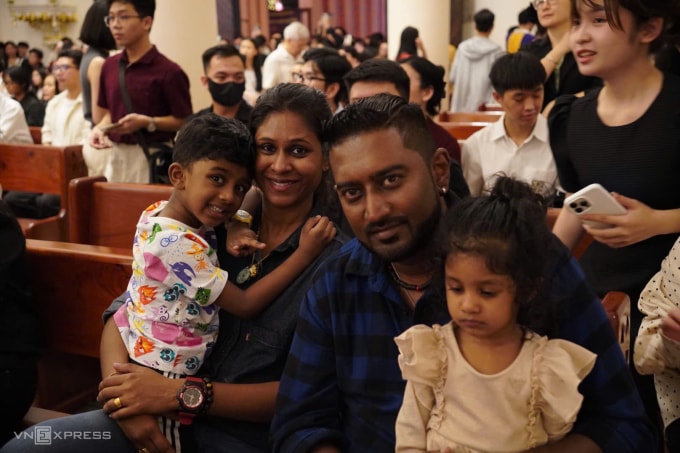 Gia đình du khách Malaysia Ryan đến nhà Tân Định ở TP HCM đêm 24/12. Ảnh: Tuấn Anh