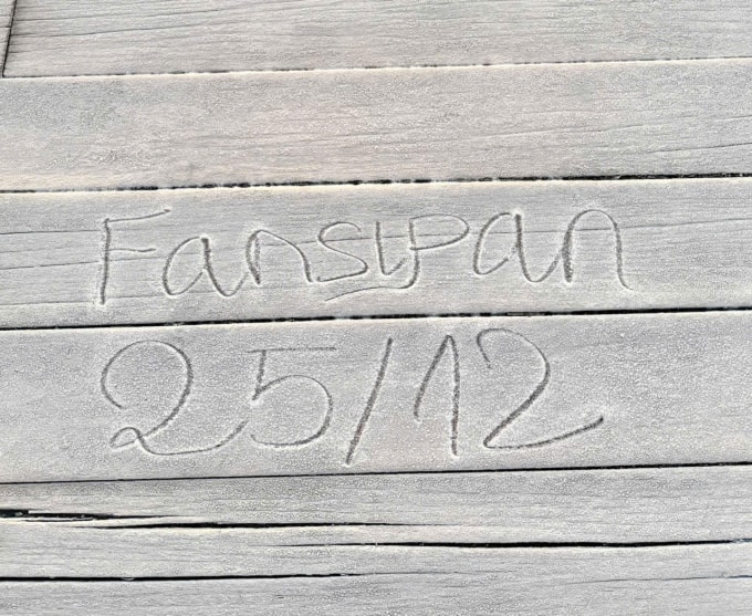 Du khách ghi lại kỷ niệm gặp băng tuyết đúng ngày Noel.