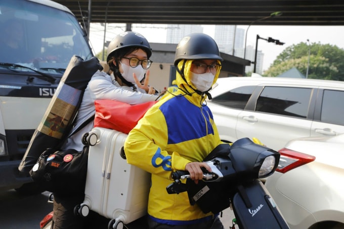 Một nữ sinh Hà Nội ra bến xe Nước Ngầm về quê nghỉ Tết Dương lịch, ngày 31/12/2024. Ảnh: Nga Thanh