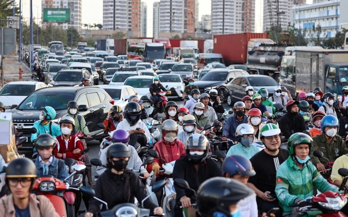 Nút giao An Phú, TP Thủ Đức, TP HCM đông đúc phương tiện di chuyển về quê nghỉ lễ dịp 30/4-1/5 gây ùn tắc cục bộ. Ảnh: Quỳnh Trần