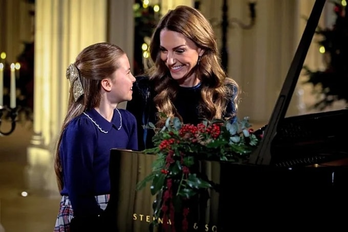 Hai mẹ con vương phi Kate trong buổi diễn mở màn chương trình hòa nhạc. Ảnh: Kensington Palace