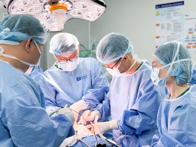 PGS Vĩnh (thứ 2 bên phải qua) cùng êkíp phẫu thuật cho ông Hiếu. Ảnh: Bệnh viện Đa khoa Tâm Anh