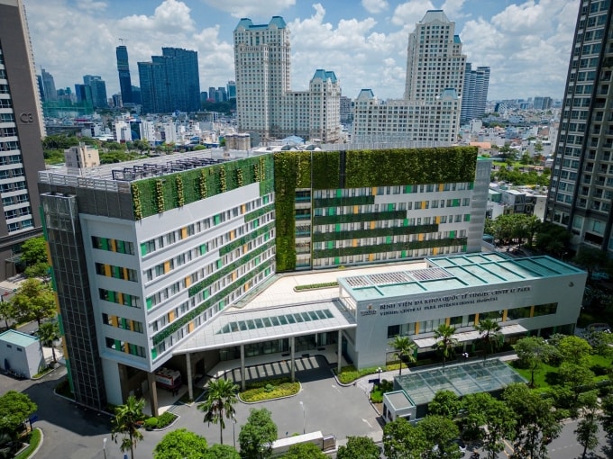 Vinmec Central Park được xây dựng trên khuôn viên rộng rãi với tổng số vốn đầu tư 1.200 tỷ đồng. Ảnh: Vinmec