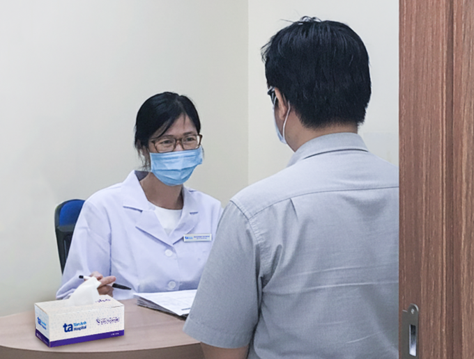 Bác sĩ Hà kiểm tra các chỉ số khi anh Tùng đến tái khám. Ảnh: Bệnh viện Đa khoa Tâm Anh