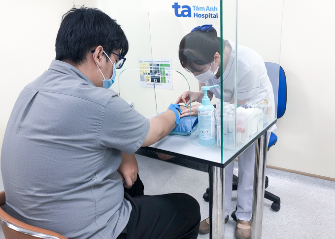 Anh Tùng được lấy máu xét nghiệm khi đến khám giảm cân. Ảnh: Bệnh viện Đa khoa Tâm Anh